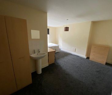 4 bedroom semi-detached house to rent - Photo 4