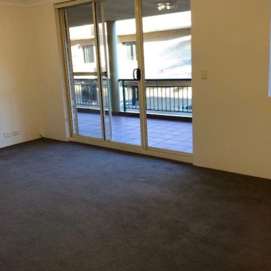 Generous size 3 bedroom security apartment. - Photo 1