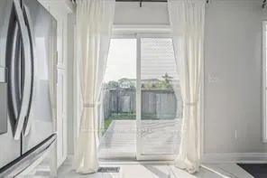 Condo Townhouse For Lease | W9248363 - Photo 3