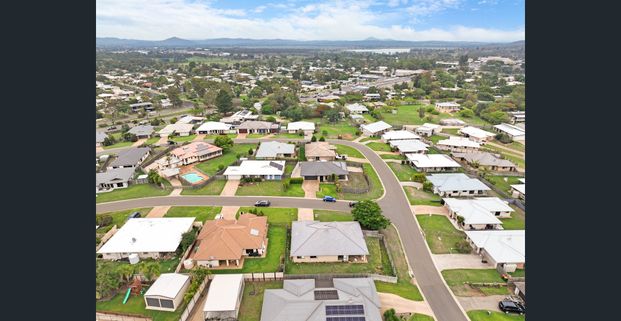 Fully Ducted AC and in Quiet Neighbourhood! - Photo 1