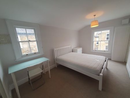 Split-Level Two Double Bedroom Stunner in Battersea, London - Photo 4