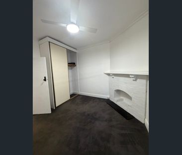 Live between the city and the sea - 🏡 Charming 2-Bedroom Maisonette... - Photo 4