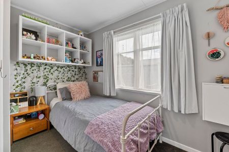 Charming 3BR Home in Upper Vogeltown - Photo 2