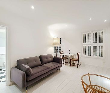 Stunning one bedroom top floor flat with a private roof terrace. - Photo 1