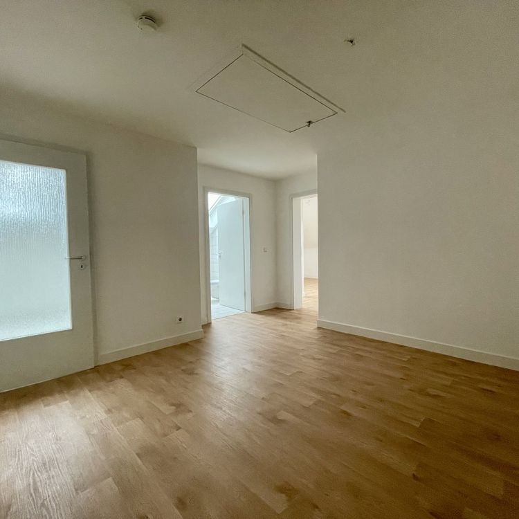 #Moderne Dachgeschoss-Wohnung#Stellplatz#zentrale Lage - Foto 1