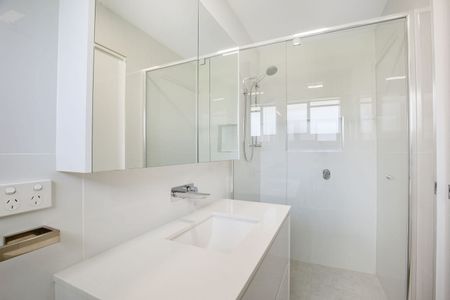 1 Wilga Grove, Ashmore QLD 4214 - House For Rent - $950 | Domain - Photo 5