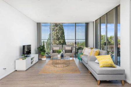 SPACIOUS, THREE BEDROOM APARTMENT WITH VIEWS - Photo 2