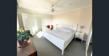 Breezy, Light-Filled Townhouse Moments From the Beach, Cafes, Shops, & Station - Photo 5