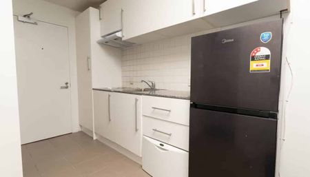 Sunny One Bedroom Apartment with Large Balcony - Photo 5