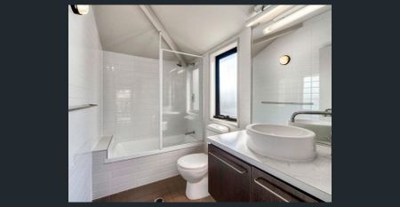 28 Kinross Street, Spring Hill, Qld 4000 - Photo 4