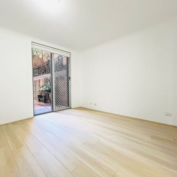 Spacious Three-Bedroom Apartment with Parking in the Heart of Pyrmont - Photo 1