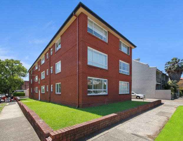 Vibrant 2 Bedroom Unit in Leichhardt - Photo 1