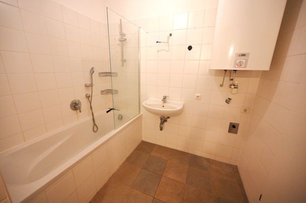 Direkt im Zentrum - 2 Zimmer Wohnung mit großem begehbaren Schrank für Singles oder Pärchen - Photo 1