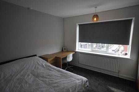 2 Bed Terraced House, Manor Avenue, LS6 - Photo 4