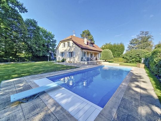 Charming detached villa with pool in a quiet and green environment - Photo 1