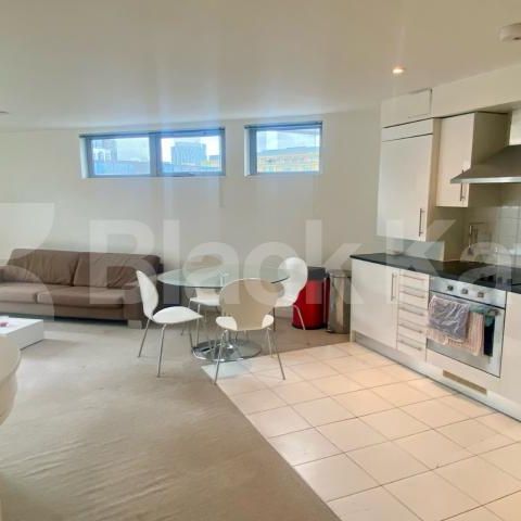 Spacious bright and airy two bedroom apartment in a very convenient location - Photo 1