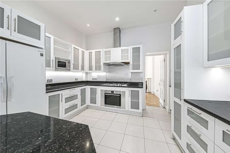 Elegant four bedroom apartment set next to Regents Park and walking distance to Marylebone - Photo 3