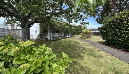 “Timeless Character, Space & Sun – A Perfect Family Retreat” - Photo 5