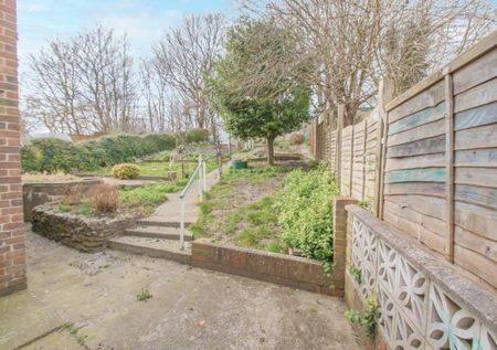 4 bedroom semi-detached house to rent - Photo 4