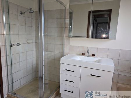 Modern 3-Bedroom Unit in a Quiet, Well-Maintained Block - Photo 5