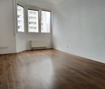 Un lumineux studio en très bon état général Esplanade / rue de Stut... - Photo 2