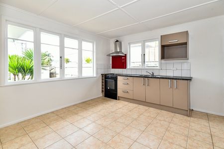 5 Bedrooms & Pet Friendly - Photo 4