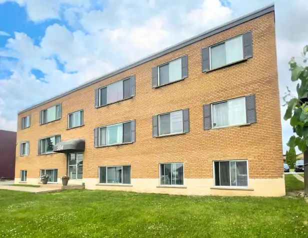 Hillside Apartments - PARKING SPACE, HEAT & WATER INCLUDED | 594 MacDonald Ave, Sault Ste. Marie - Photo 1