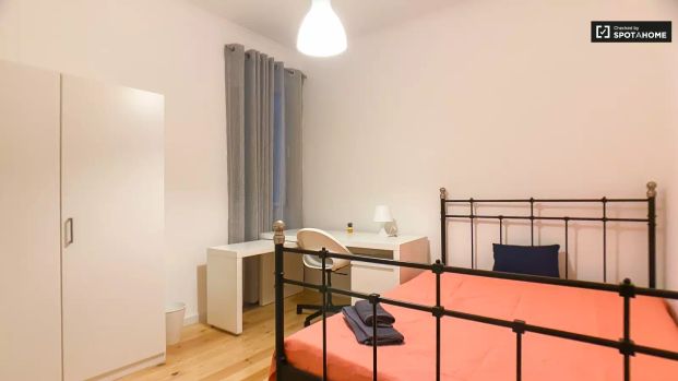 Room for rent in 5-bedroom apartment in Arroios, Lisbon - Photo 1