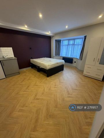 1 bedroom in a house share to rent - Photo 3