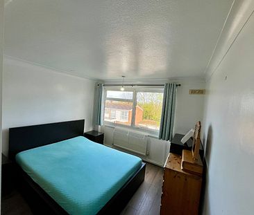 2 bed flat to rent in Claybury, Bushey, WD23 - Photo 2