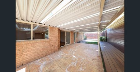 Family Home in Court Location! - Photo 2