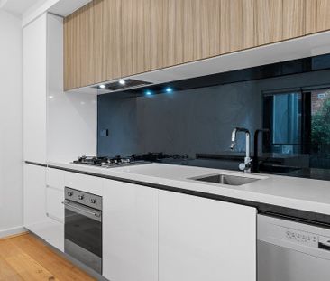 CHIC GROUND FLOOR LIVING IN ORMOND - Photo 4