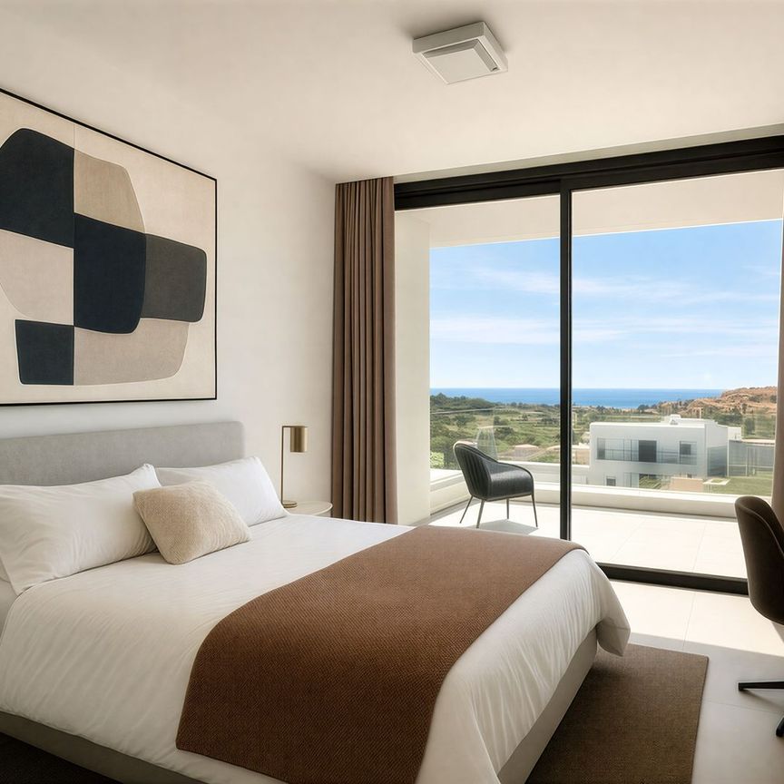 Detached Villa in La Duquesa - Photo 1