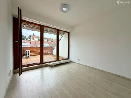 Pronájem útulného bytu v OV 3+kk s terasou, garážovým parkovacím stáním a klimatizací, ul. Chmelnice, Brno - Líšeň, CP 70 m - Фото 3