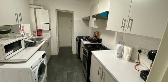 Room in a Shared House, Sweet Briar Walk, N18 - Photo 2