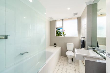 Harbourview Apartment in a Prized Locale - Photo 5