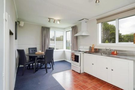 Freshly renovated and ready for new tenants! - Photo 4