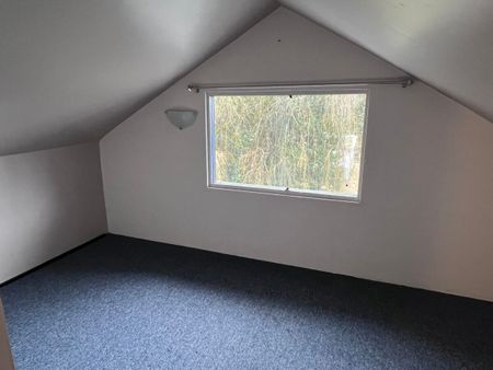 Great Pet Friendly Home in Surrey with Large Yard! - Photo 3