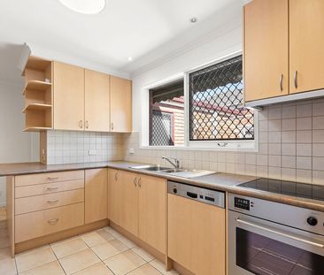 Private, Spacious 3 Bedroom Family Home. - Photo 1