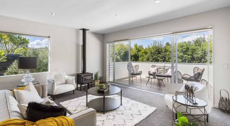 Stylish Executive Home - Photo 3