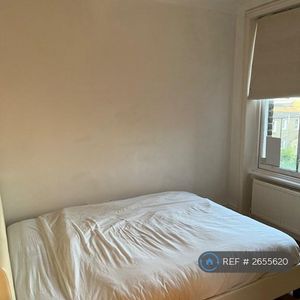 1 bedroom in a flat share to rent - Photo 2