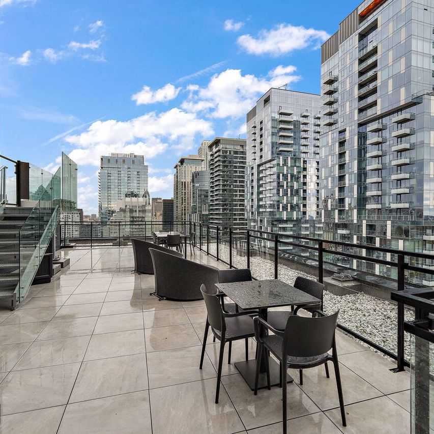 Modern and funished appartment for rent in Downtown Montreal - Photo 1