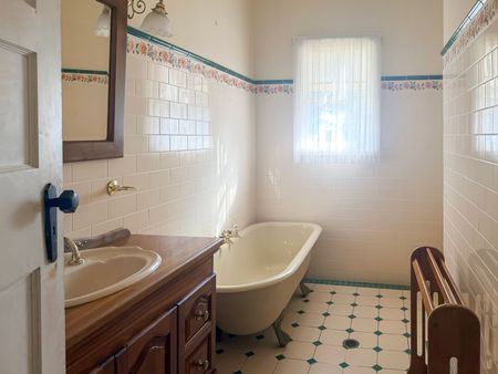 Four-Bedroom Farmhouse - Photo 5