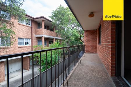 THREE BEDROOM TOWNHOUSE IN EXCELLENT LOCATION - Photo 5