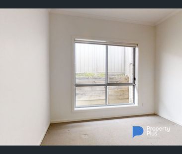 "Central to Town" - Photo 3