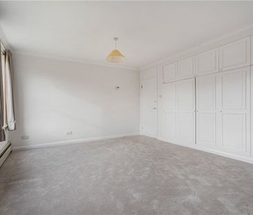 A newly decorated top floor apartment offering light and spacious a... - Photo 6