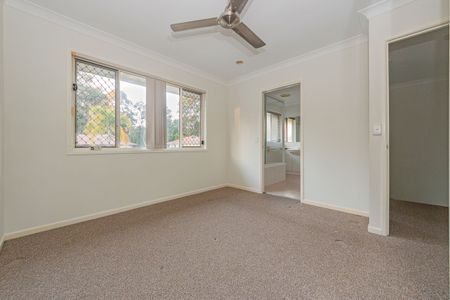 Accross the M1 from Robina Town Centre - Photo 4