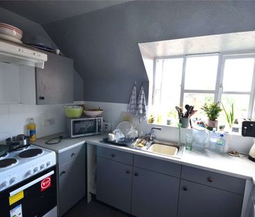 A wonderful top floor two bedroom flat - Photo 4