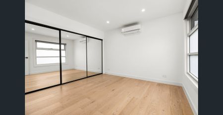 Modern sanctuary of low-maintenance perfection - Photo 5