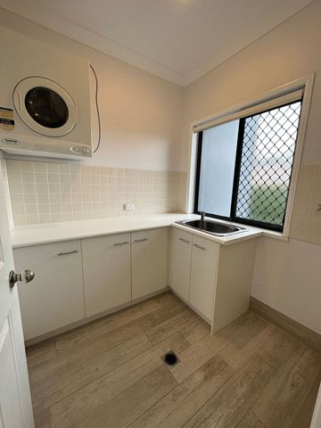 Central Location - 4 bedroom 2.5 bathroom townhouse - Photo 2